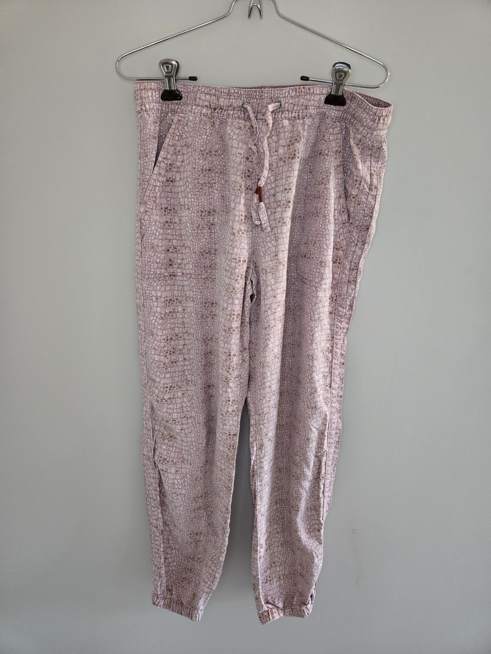 Anthropologie dusty blush pink croc‑pattern jogger pants, small